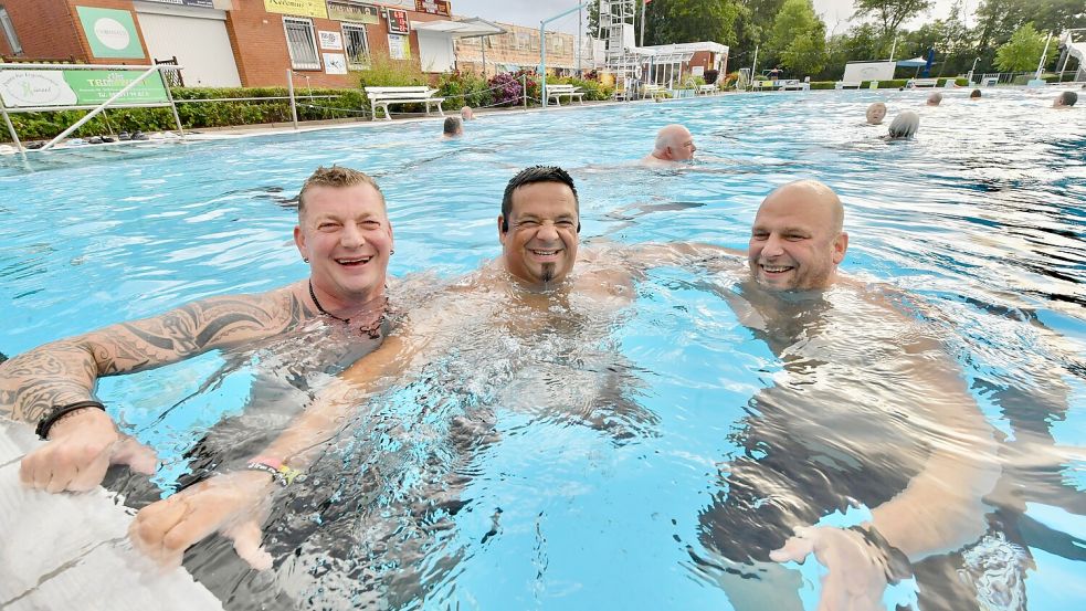 Kai Onnen (von links), Christian Sluiter und Matthias Wildvang sind jeden Tag im Freibad. Obwohl sie Urlaub haben, sind sie am Dienstag schon um 6 Uhr im Wasser. Foto: Ortgies