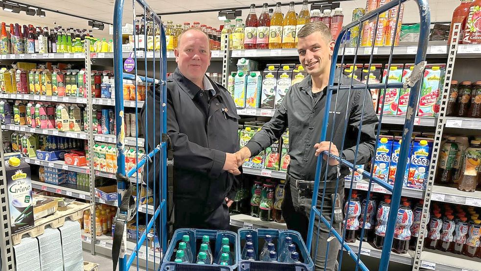 Für eine schnelle Verpflegung der Einsatzkräfte vereinbarten Ralph Weers von der Feuerwehr (links) und Supermarktbetreiber Timo Meeuw eine Kooperation. Foto: Feuerwehr