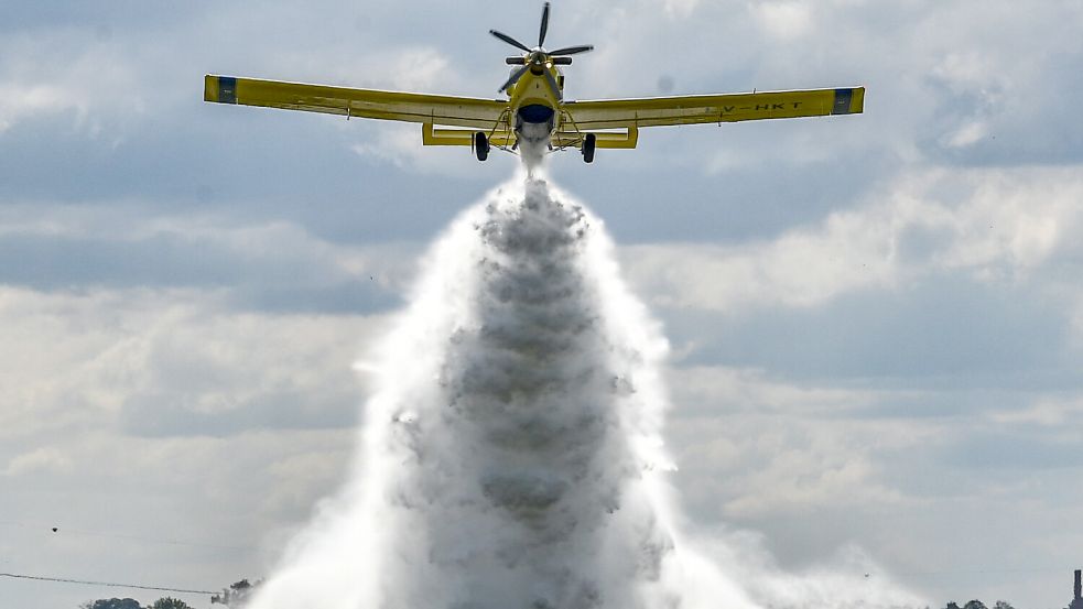 Spektakulär sieht es aus, wenn das Löschflugzeug seine Ladung von gut 3000 Liter Löschwasser ablässt. Foto: Ortgies