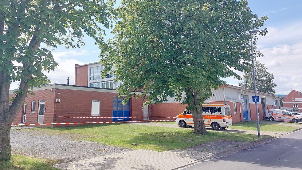 Vorübergehend ist die Rettungswache in das Gebäude am Nordkai gezogen. Langfristig soll eine neue Wache an der Petkumer Straße entstehen. Foto: Hanssen