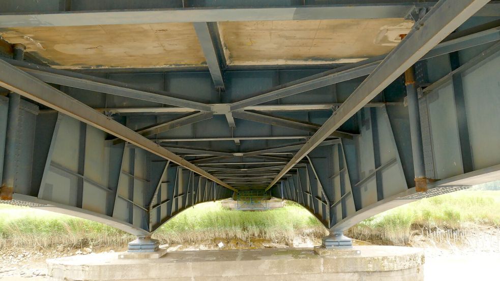 So sieht die Ledabrücke von unten aus: zu sehen sind die Stahlträger, die Betondecke, die alten Pfeiler und die Strahlträger, die auf den Lagern ruhen. Foto: Wieking