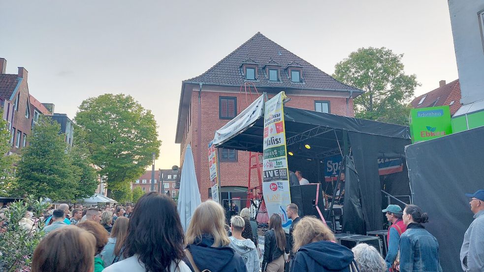 Am ersten „Summer in the City“-Abend am 13. Juli passte das Wetter. Die Band Sixpack sorgte für gute Stimmung. Foto: Hanssen