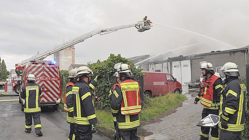 Viele Einsatzkräfte waren vor Ort, um das Feuer in den Griff zu bekommen. Foto: Wolters