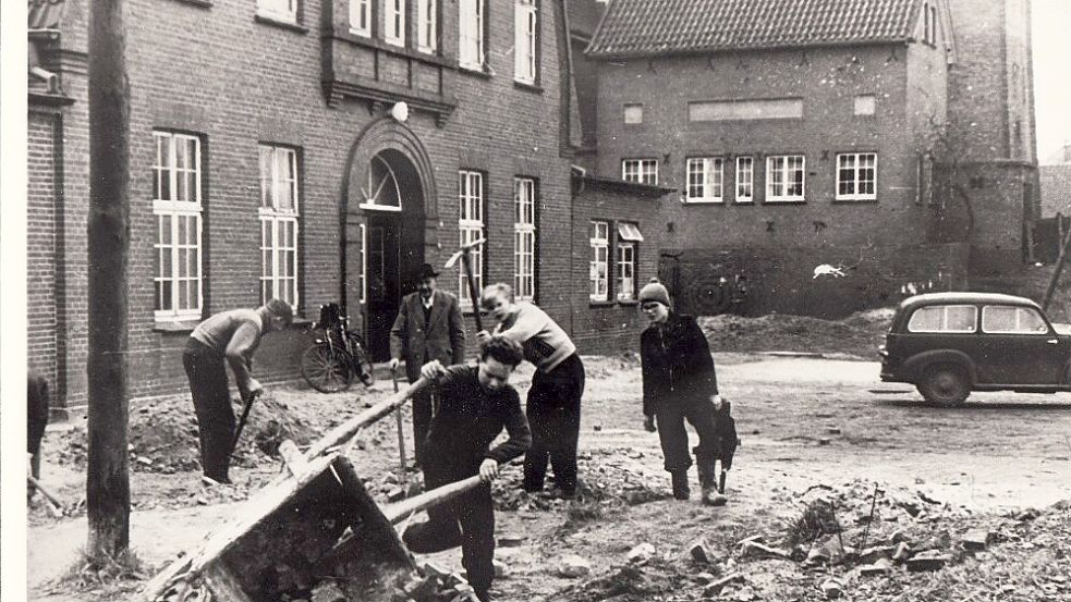 Das Foto zeigt Aufräumarbeiten im Jahr 1947. Foto: Archiv MTV Aurich