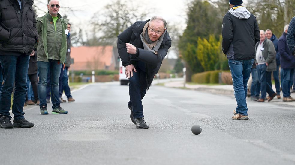 Sogar Stephan Weil, Ministerpräsident von Niedersachsen, hat in Aurich schon einmal die Boßelkugel geworfen. Doch sportlich bietet Ostfriesland eine echte Vielfalt. Foto: Lars Klemmer/dpa