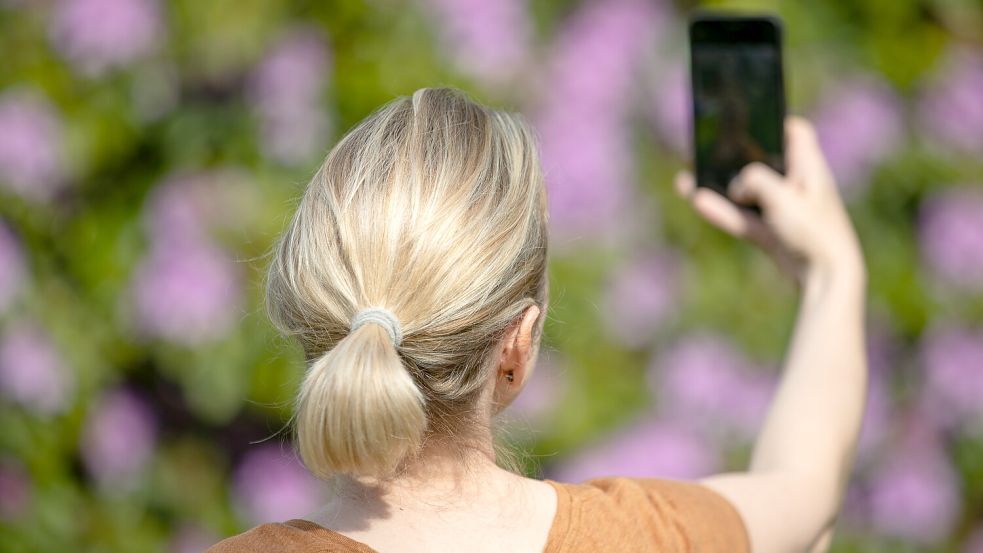 Selfies gehören vor allem für junge Menschen zum Alltag. Doch oft sehen wir auf Fotos deutlich anders aus. Woran liegt das? Foto: dpa