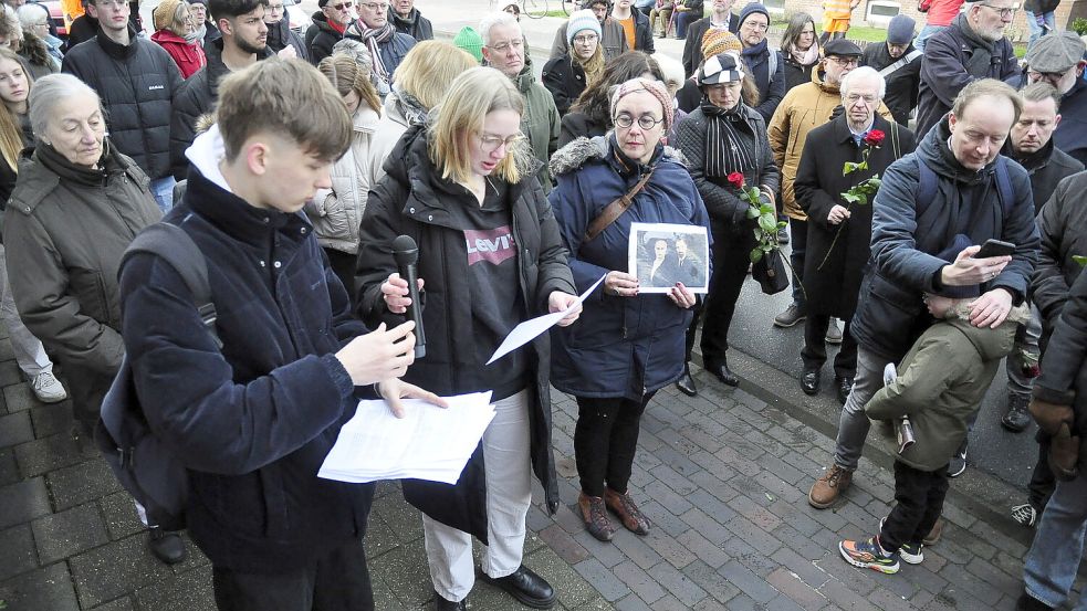 Schülerinnen und Schüler verlasen bei der Verlegung der Stolpersteine die Lebensläufe der ehemaligen Leeraner Mitbürger, die als Juden verfolgt und ermordet wurden. Foto: Wolters/Archiv