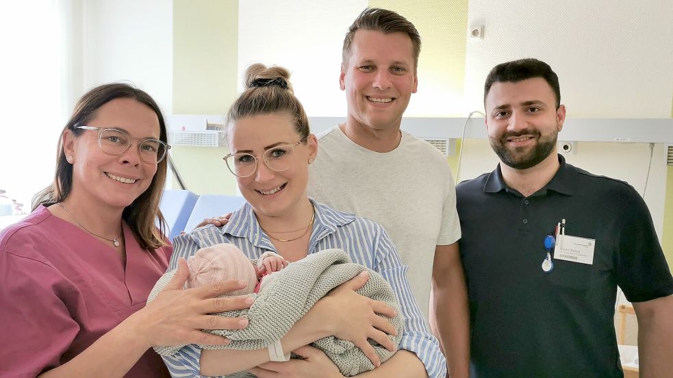 Freuen sich über die kleine Malea: (von links) Hebamme Helma Jakubowski, Malu Braun, Alexander Braun und Assistenzarzt Majed Barkat. Foto: Borromäus-Hospital