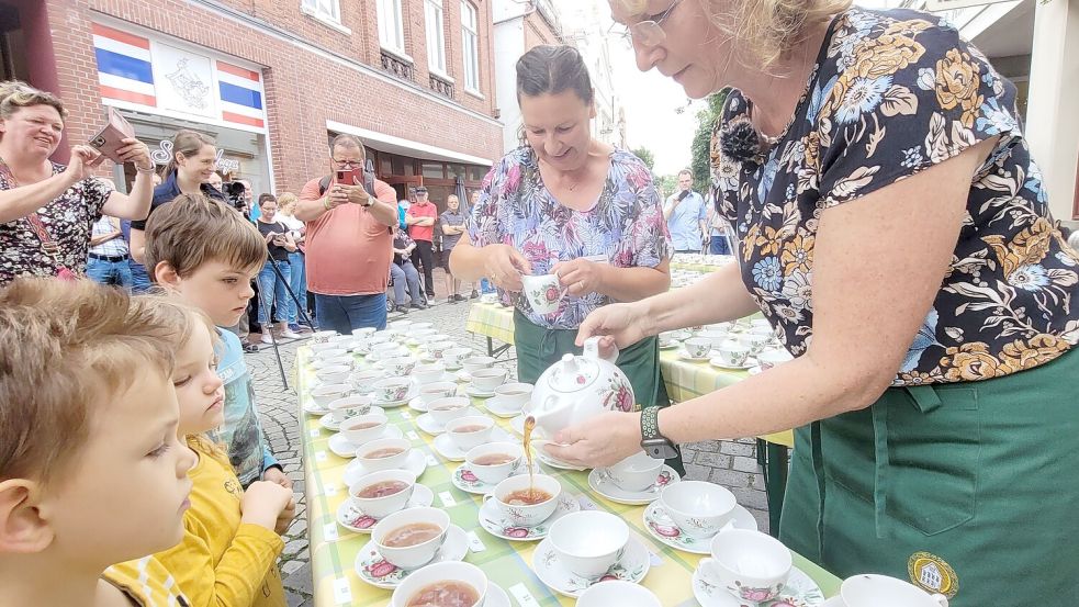 Celia Brandenburger (von rechts) und Anna Hinz schenkten Tee und Sahne ein. Foto: Wolters