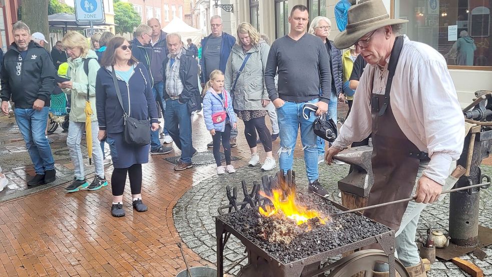 Schmied Rolf Schaa demonstriert seine Arbeit. Foto: Wolters