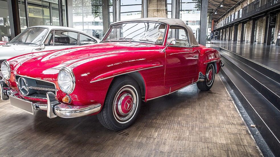 Ein roter Mercedes 190 SL wie dieser ist nah der Grenze gestohlen worden. Foto: Pixabay