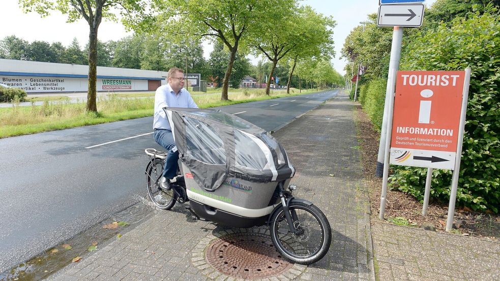 „Es ist so einfach zu fahren wie ein normales Fahrrad“, sagt Jörg Lorenz, Erster Gemeinderat, nach einer Probefahrt. Foto: Lüppen