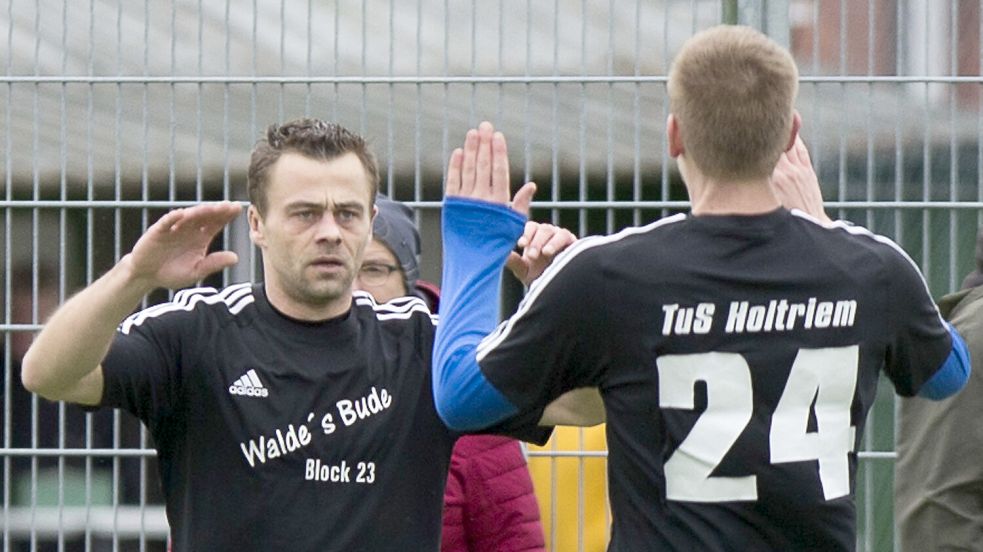 Der TuS Holtriem um Torjäger Thorsten Lettau (links) schloss die vergangene Saison auf dem dritten Tabellenplatz ab, verpasste in der Relegation aber den Aufstieg. Foto: Doden/Emden