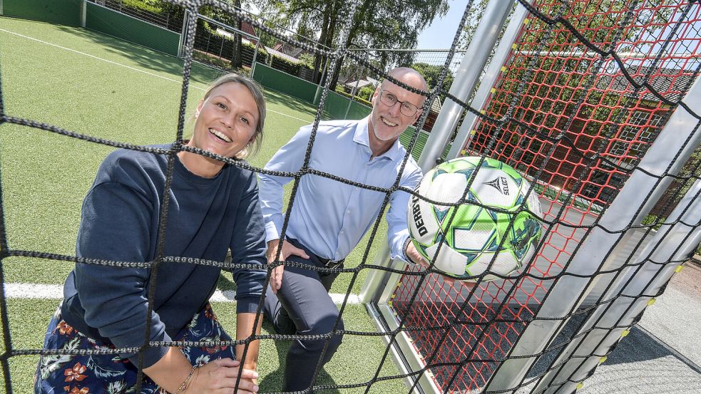 Nina Hagen und Jan-Henning Paul halten die Spielfelder an der Möörkenschule, zu denen auch ein Soccercourt gehört, für wichtig für Kinder und Jugendliche. Foto: Ortgies/Archiv