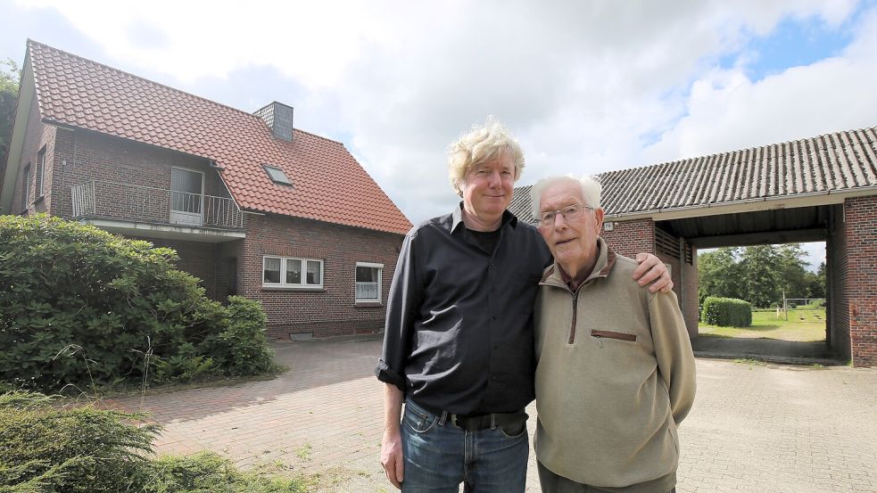 Wo Baumschulen-Gründer Ernst Stührenberg und Sohn Ralf am ursprünglichen Firmensitz der Gärtnerei stehen, war früher nur Sumpfland. Foto: Böning