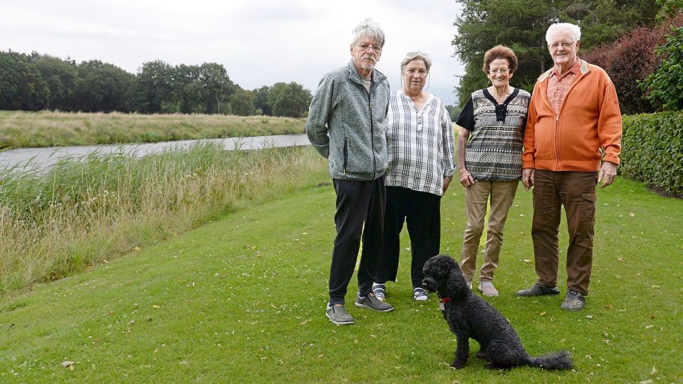 Joachim und Karin Gohl (von links) mögen die Ruhe am Kanal vor der Ferienwohnung von Else und Kurt Schilling in Moormerland. Foto: Lüppen