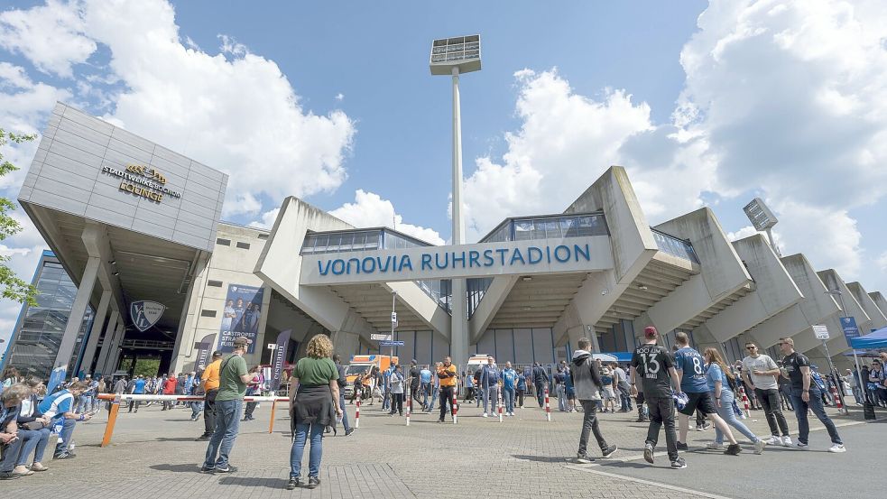 Das Ehepaar Gohl wohnt in Bochum nicht weit vom Stadion entfernt. Foto: David Inderlied/dpa