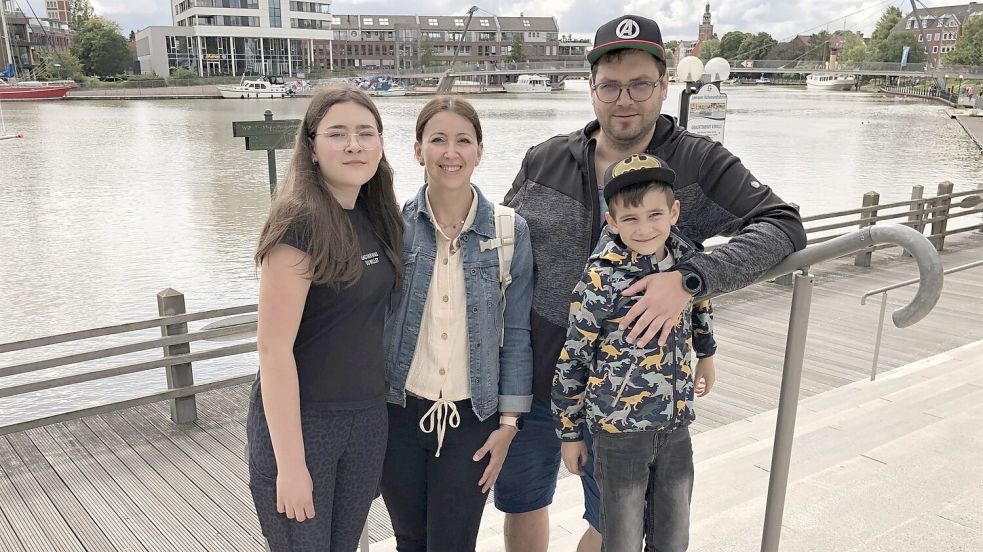 Leer hat Amelie (von links), Christine, Robert und Anton Fritz sehr gut gefallen. Sie haben sich unter anderem die Altstadt und den Freizeithafen angesehen. Foto: Lüppen