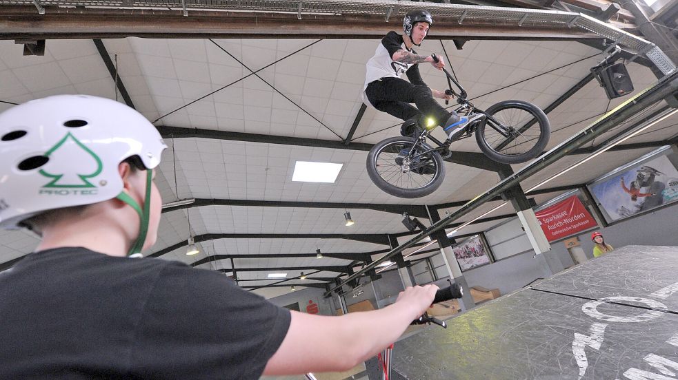 In der Skatehalle kostet es etwas, Tricks zu üben. Auf den vielen Skateanlagen in Ostfriesland ist es umsonst. Foto: Ortgies/Archiv