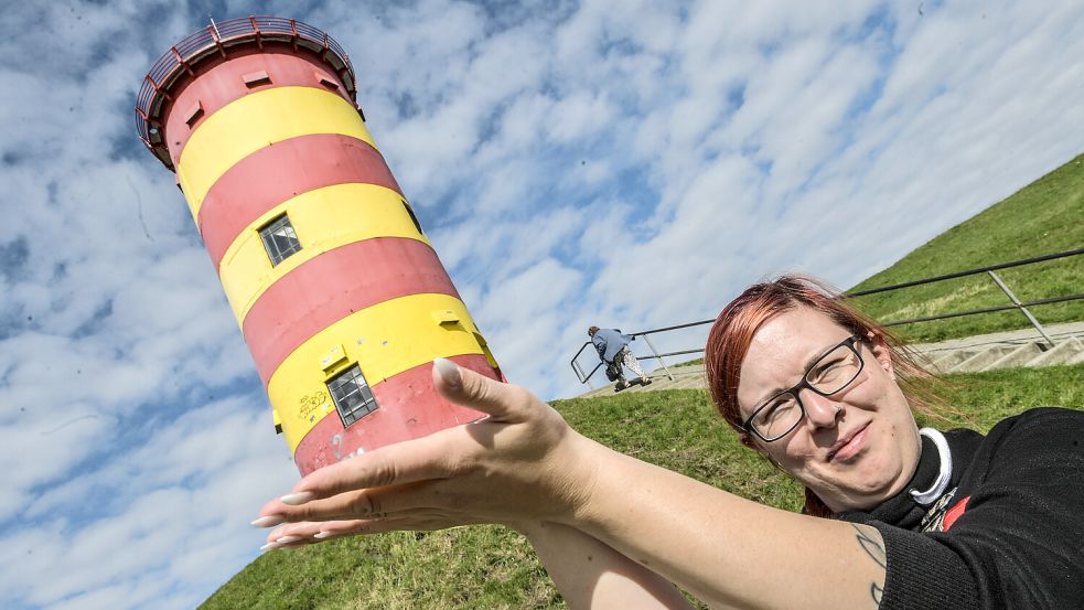 Nicole Walter ist aus der Stadt Gmünden am Main in Ostfriesland zu Besuch. Ein Ziel: natürlich der Pilsumer Leuchtturm. Foto: Ortgies