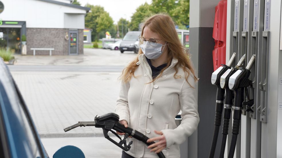 Beim Tanken ist das Tragen einer medizinischen Maske eigentlich kein Problem. Symbolfoto: Daja Ecke