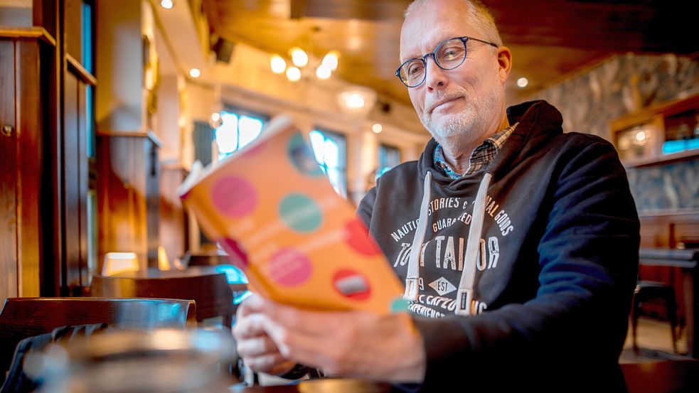 Martin Kaminski liest in einem Buch, das er selbst verfasst hat. Foto: Archiv/Cordsen