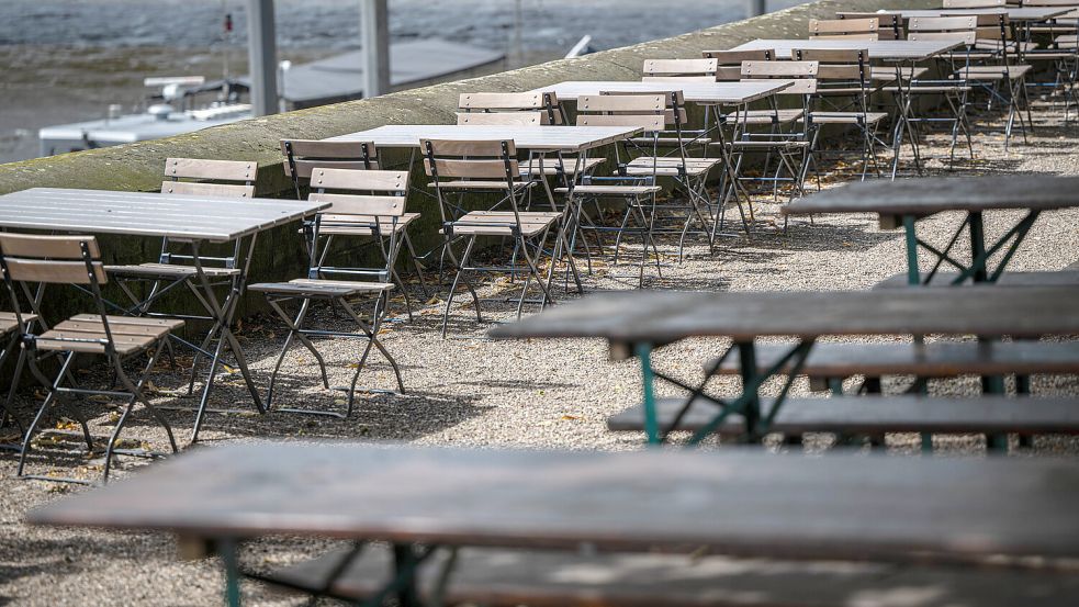 Wegen des herbstlich anmutenden Wetters bleiben die Außenbereiche vieler Restaurants dieser Tage unbesetzt. Foto: Schuldt/DPA