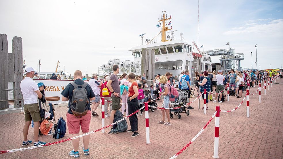 Jedes Jahr kommen viele Urlauber nach Ostfriesland – zum Beispiel auf die Inseln. Foto: Schuldt/dpa-Archiv