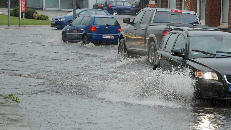 Wasserfläche statt Straße: Nach starkem Regen sieht es an einigen Stellen im Rheiderland so aus. Foto: Gettkowski/Archiv