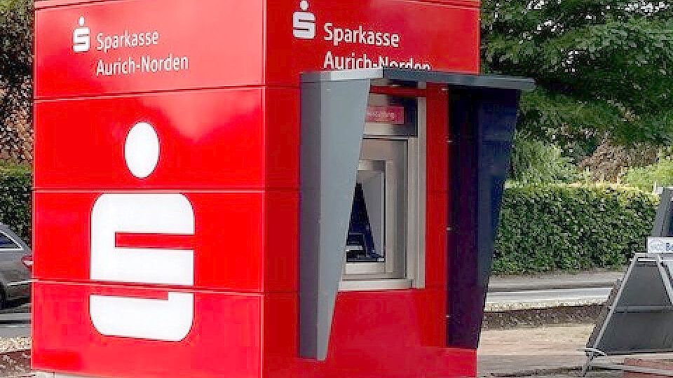 Der neue Automat steht auf dem Gelände der Baustoffunion in Ochtelbur. Foto: Sparkasse