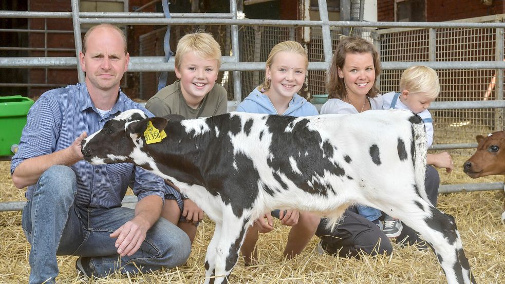 Joachim Niemann (links) und seine Familie wollen versuchen, Landwirtschaft und Wiesenvogelschutz unter einen Hut zu bringen. Foto: Ortgies