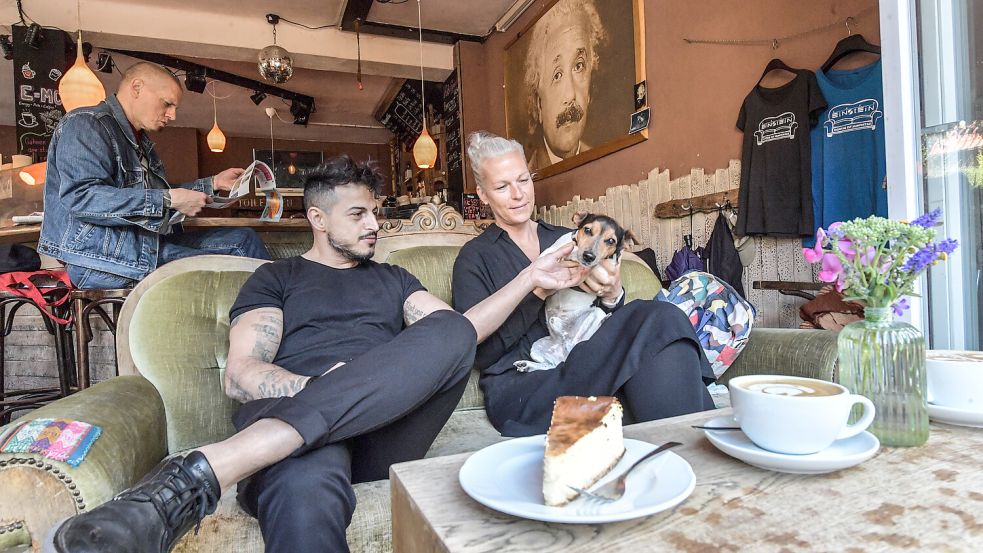 Einstein-Mitarbeiter Kawa Resho und Stammgast Heike Meyer-Slink mit Hund Bolle haben es sich auf einem der Sofas mit Blick nach draußen gemütlich gemacht. Fotos: Ortgies