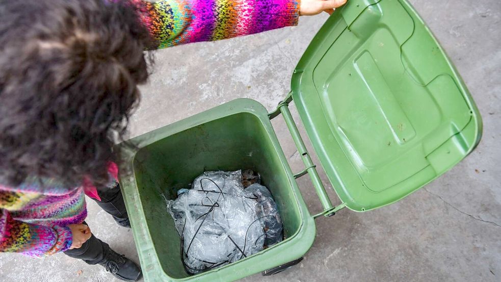 Ein Blick offenbart es: Plastik gehört auf keinen Fall in die Biotonne. Foto: Archiv/Ortgies