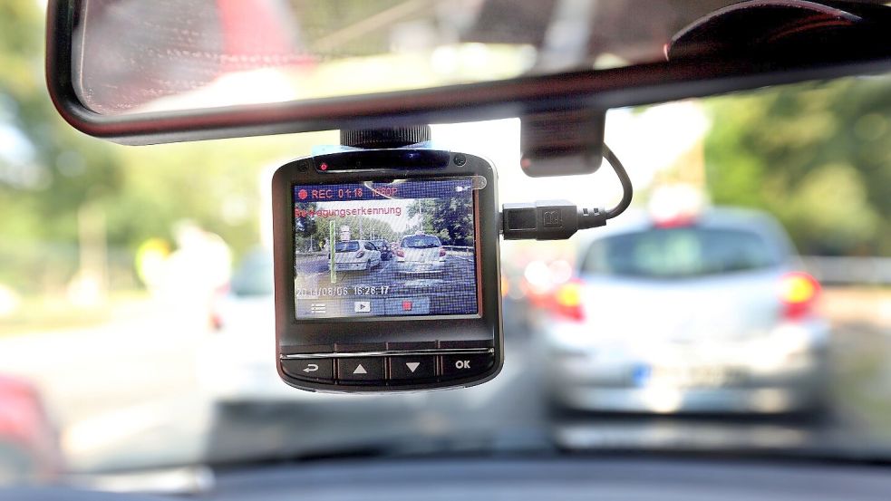 Eine Dashcam filmt den Straßenverkehr aus einem Auto. Symbolfoto: dpa/Wolfgang Kumm