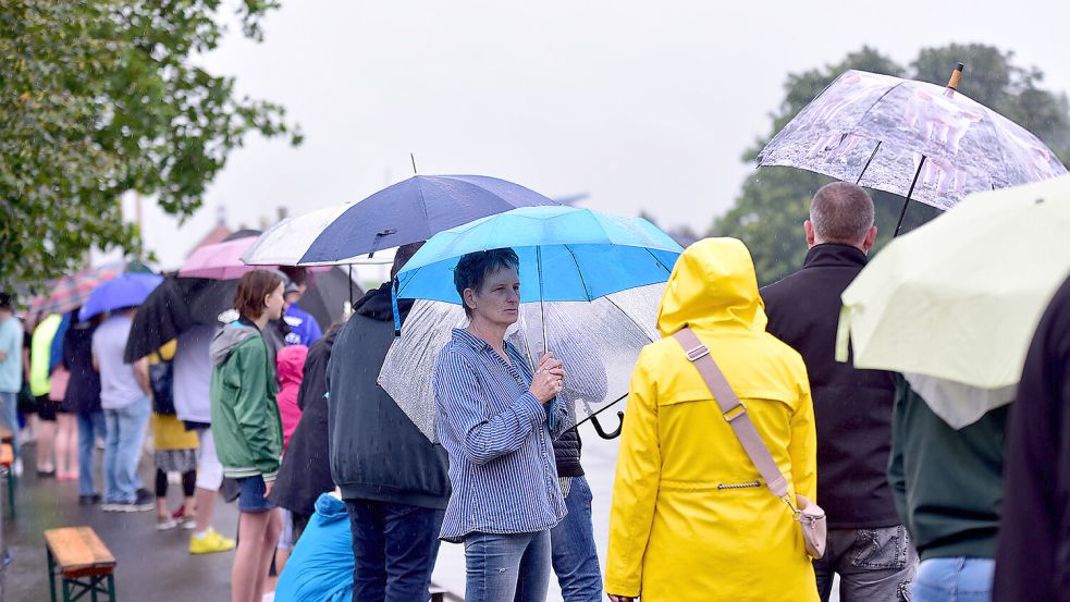 Mit Schirmen und wetterfester Kleidung wappneten sich die Zuschauer gegen den Dauerregen. Foto: Stromann