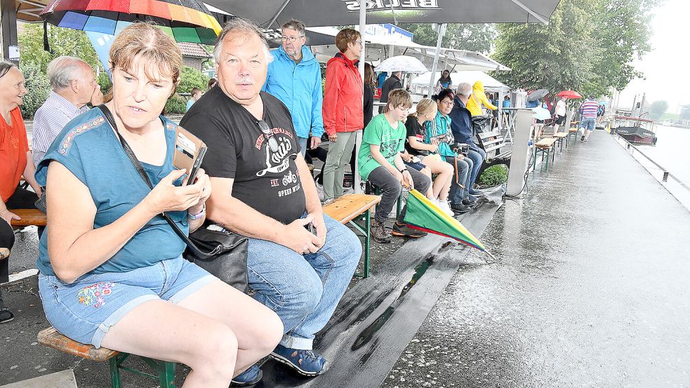 Einige Zuschauer ließen sich auch vom Dauerregen nicht abschrecken. Foto: Stromann