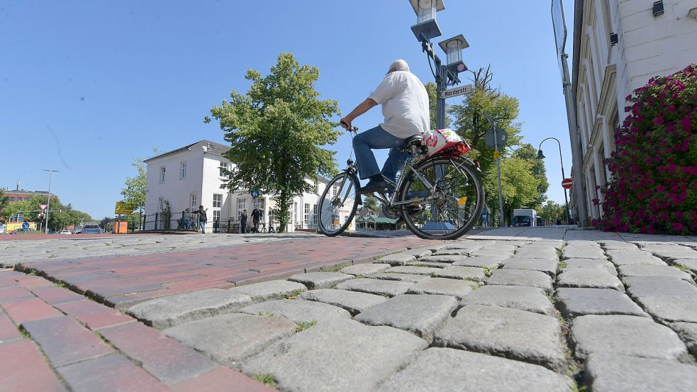 Das holperige Pflaster in der Norderstraße müsste für Radfahrer geebnet werden. Foto: Ortgies