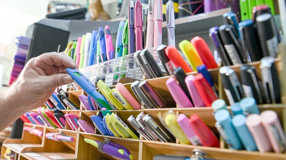 Für Füller, Stifte oder Farbkästen müssen Verbraucher im Juli 7,6 Prozent mehr zahlen als im Vorjahresmonat. Foto: Kalaene/DPA
