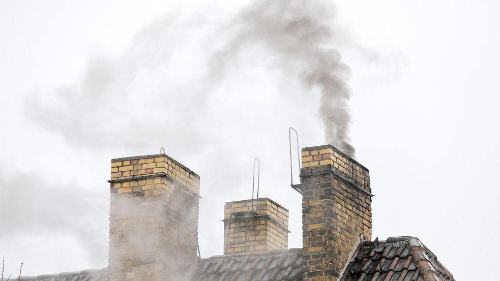 Was wo und wie viel aus den Schornsteinen kommt, will die Stadt Leer möglichst genau erfahren. Symbolfoto: Woitas/dpa