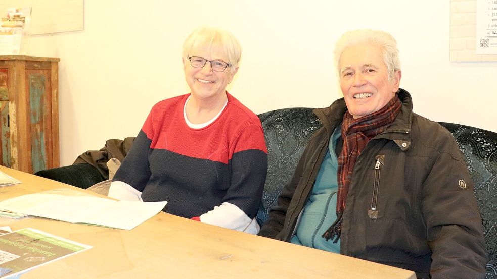 Brigitte Langhanke und Prof. Bernhard Hübner gehörten zur „ersten Garde“ der Hochschule Ostfriesland. Noch heute verbindet die beiden eine gute Bekanntschaft. Foto: Hochschule Emden/Leer