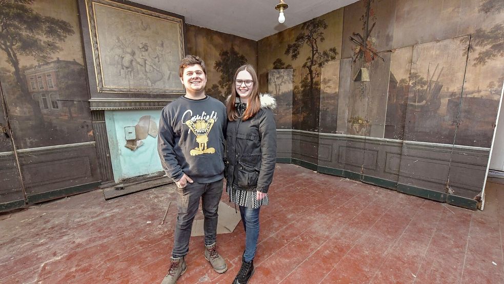 Moritz und Vanessa Messerer zu Anfang des Projektes im „Tapetenzimmer, dem Kernstück des „Kapitänshauses“. Die Leinentapete ist handgemalt und sehr selten. Foto: Archiv/Otgies