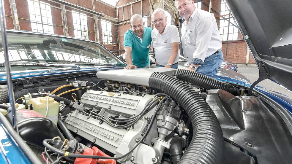 Ein Motor, der so aussieht, als komme er nie mit Schmutz in Berührung. Drei Männer wissen, wie man ein Auto pflegt, damit es so aussieht (von links) Winston Roose, Gerd Griepe und Hermann Krüger. Foto: Ortgies