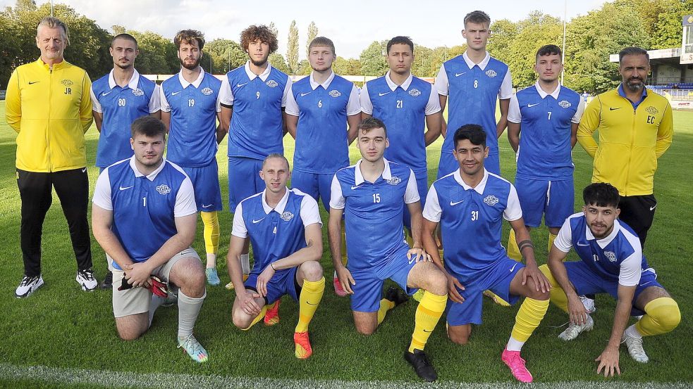 Das neue Germania-Trainerteam um Erhan Colak (rechts) und Jörg Romanowski (links) freut sich über viele Neuzugänge: (hinten, Zweiter von links) Alexandru Graur, Alizade Carmanov, Piotr Gherman, Ion Danilov, Danila Ichim, Ole Janssen, Diamant Dreshaj, (vorne, von links) Tobias Willms, Sebastian Kulas, Malte Eden, Firoz Sidiqy und Zolfaqhar Nazari. Foto: Wolters