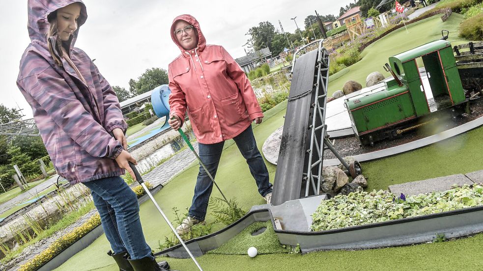 Lucia (9) und Katja Cuvelier spielen Minigolf in Wiesmoor. Foto: Ortgies