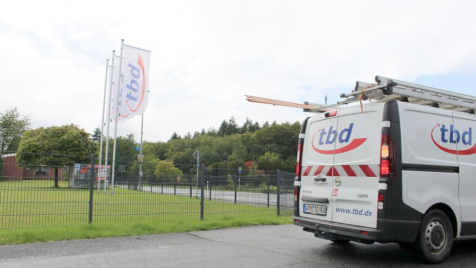 Ein Fahrzeug der Firma tbd Technische Bau Dienstleitungen verlässt das Firmengelände in Friedeburg. Foto: Oltmanns