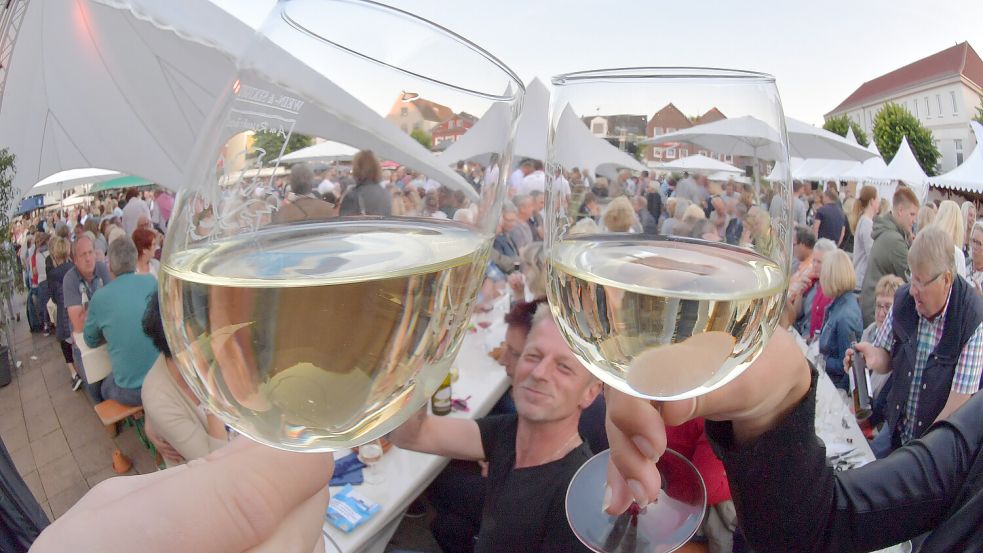 Auf ein Prosit der Gemütlichkeit wird beim Weinfest angestoßen. Foto: Archiv/Ortgies