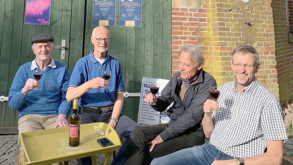 Sie gönnten sich schon mal ein gutes Tröpfchen: Mühlenbaas Menno Poppinga, Vize-Vorsitzender Remmer Edzards, Vorsitzender Norbert Tilmann und Manfred Deke vom Emder Mühlenverein. Foto: Privat