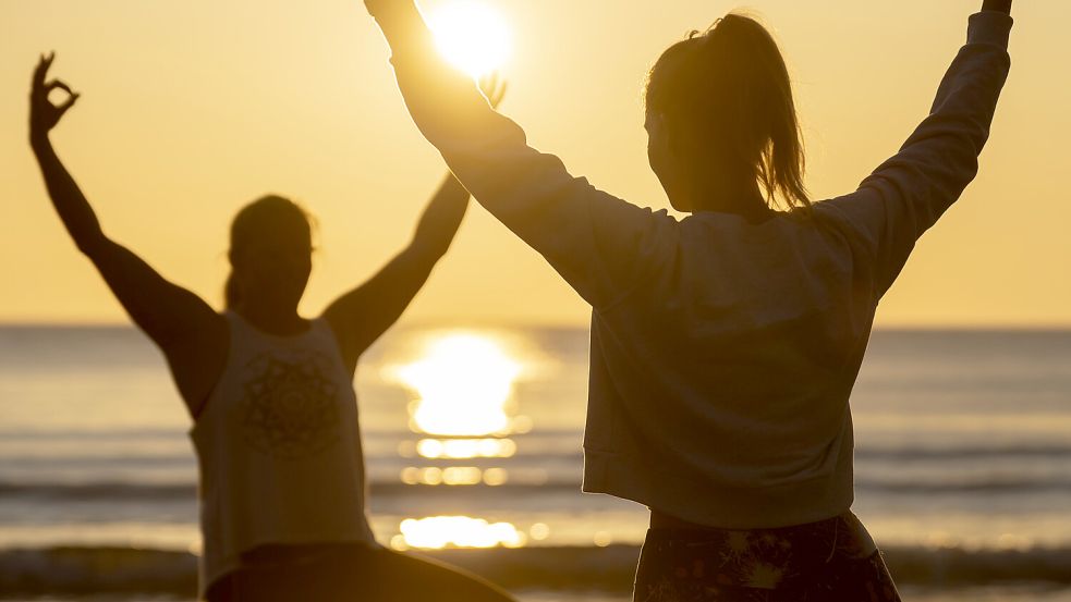 Yoga-Kurse sind bei der VHS besonders beliebt. Foto: Lawson/dpa