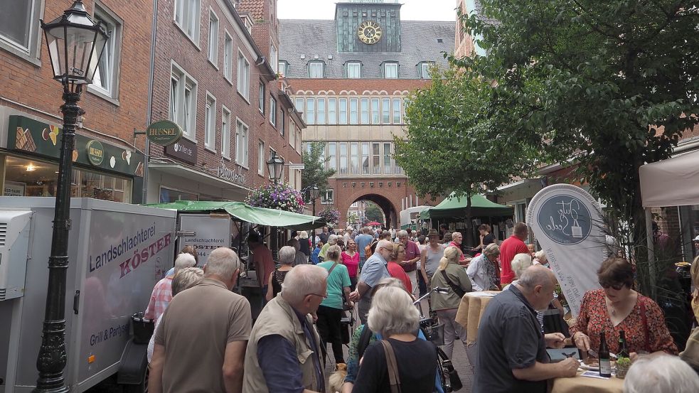 In der Emder Brückstraße konnte am Freitag geschlendert und geschlemmt werden. Foto: Weiden