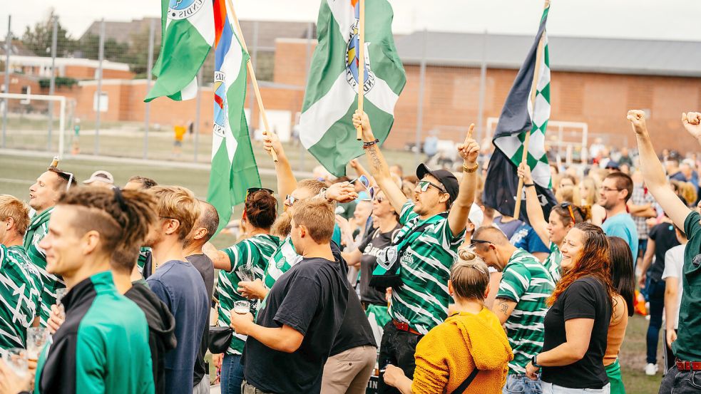 Richtig was los war am Sonntag am Kunstrasenplatz des TuS Borkum. Foto: Raphael Warnecke Fotografie